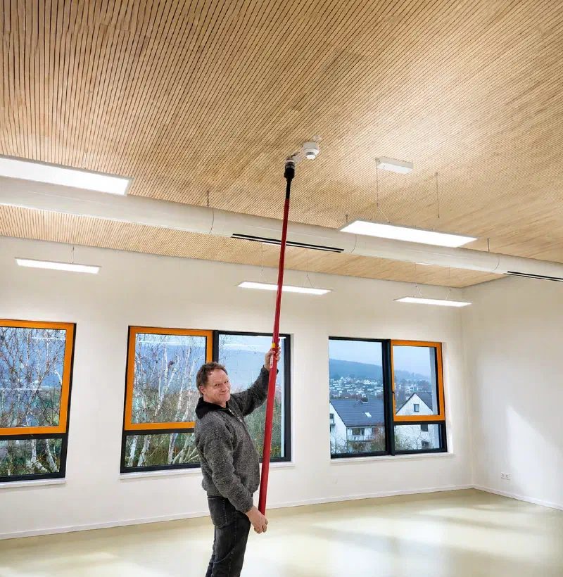 Rauchmelder-Montage an der Decke mit Teleskopstange
