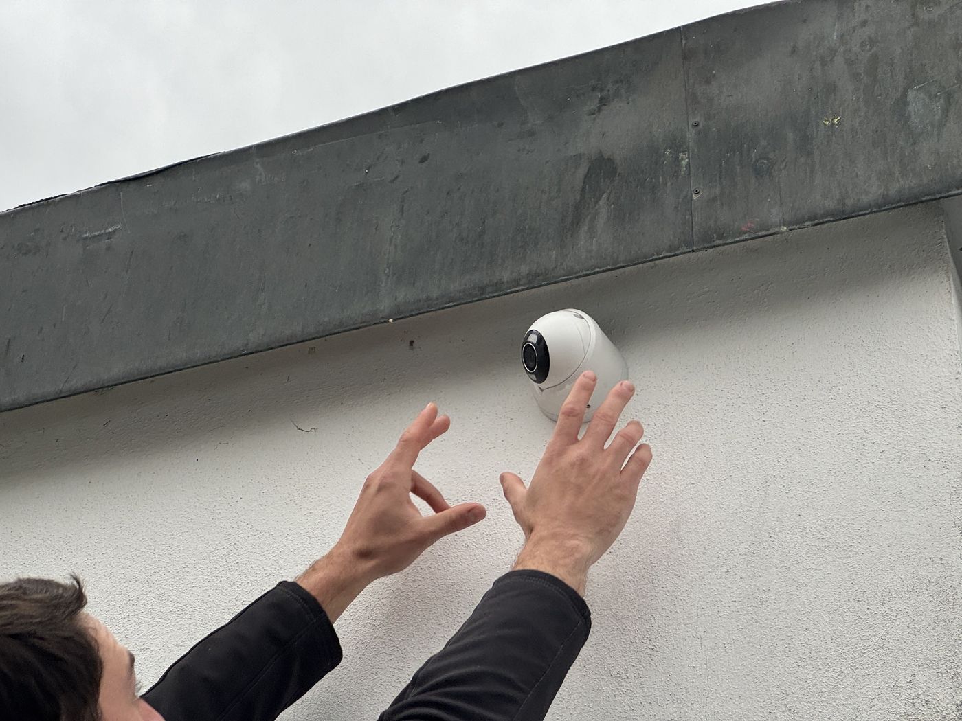 Kameramontage an der Hausfassade