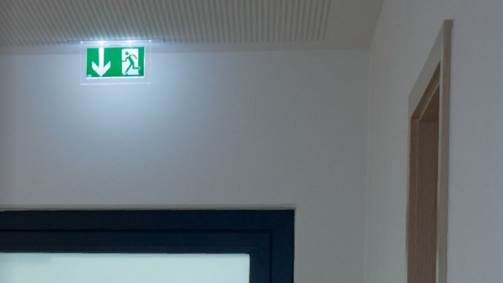 Beleuchtetes Rettungszeichen Notausgang im Flur