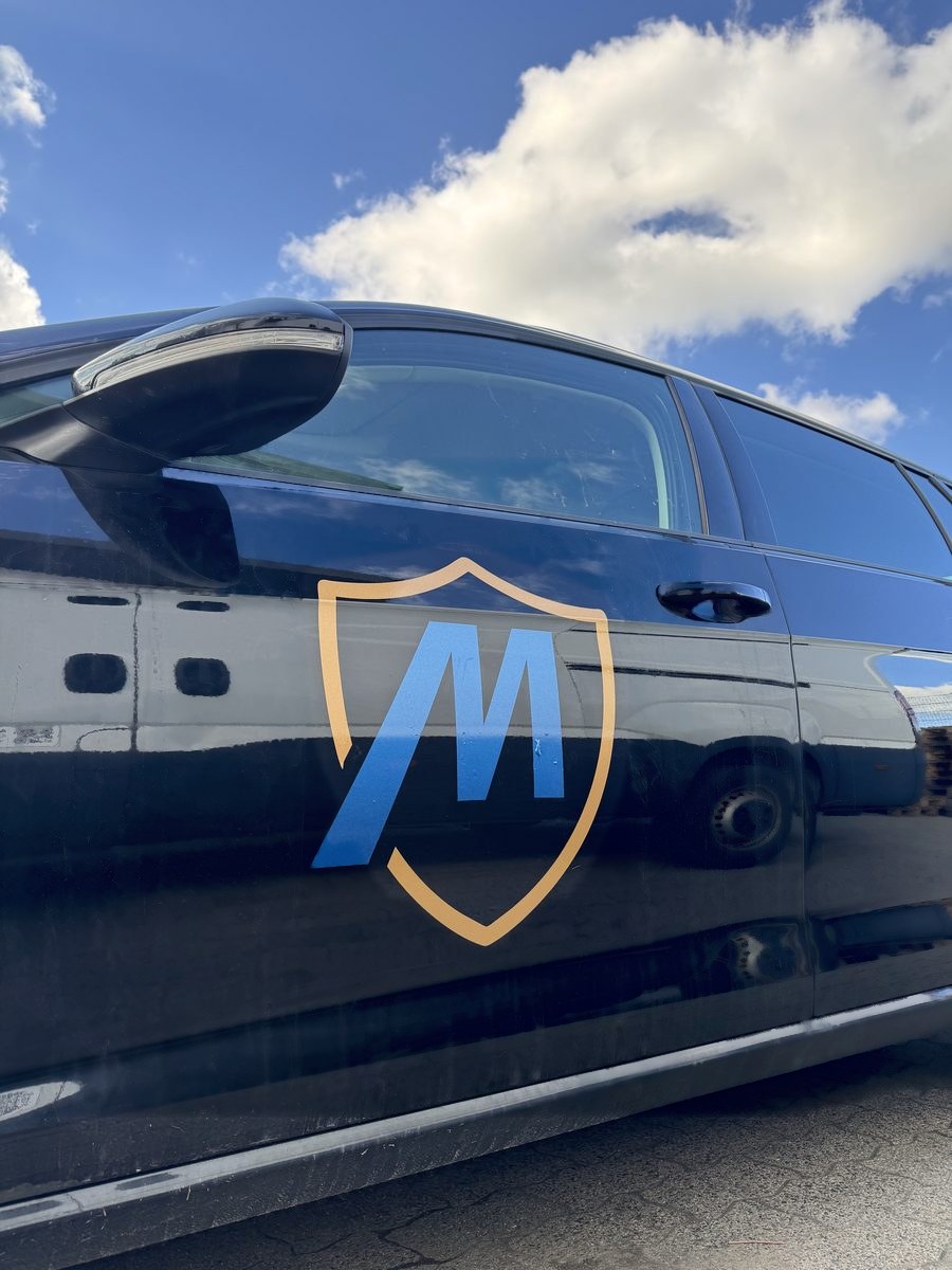 Mühlhans-Logo auf Firmenfahrzeug